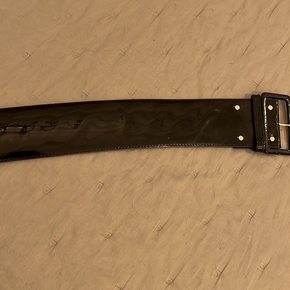 Vintage wide black patent belt. Gives you a tiny waist. Perfect for dresses. - Picture 5 of 11